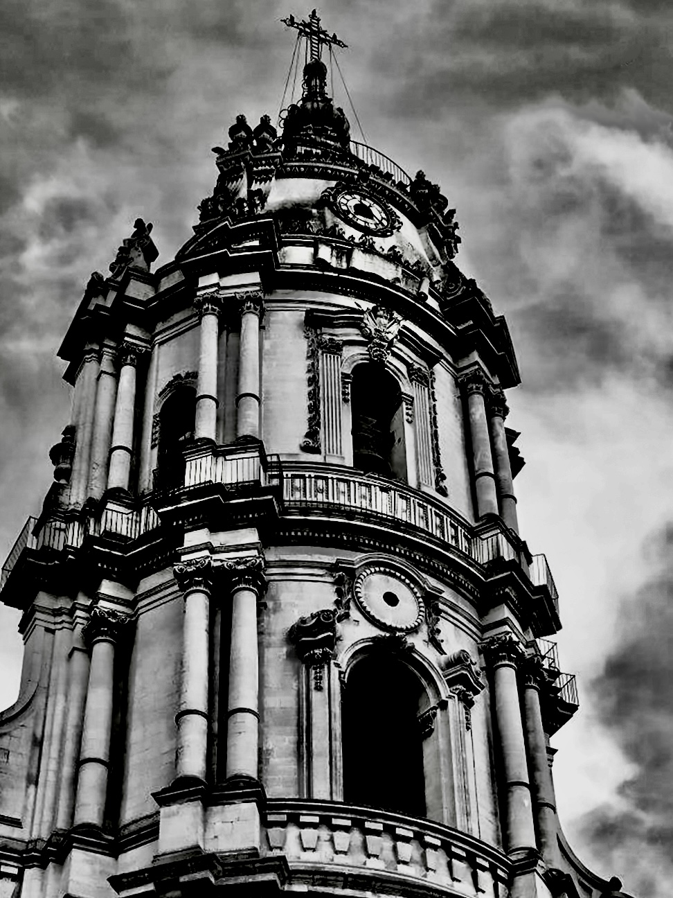 Campanile del Duomo di San Giorgio a Modica in bianco e nero