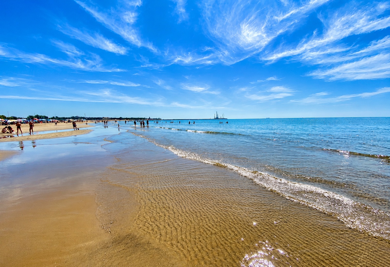 Spiaggia di Maganuco con dune, sabbia fine e mare turchese — costa iblea Modica Sicilia