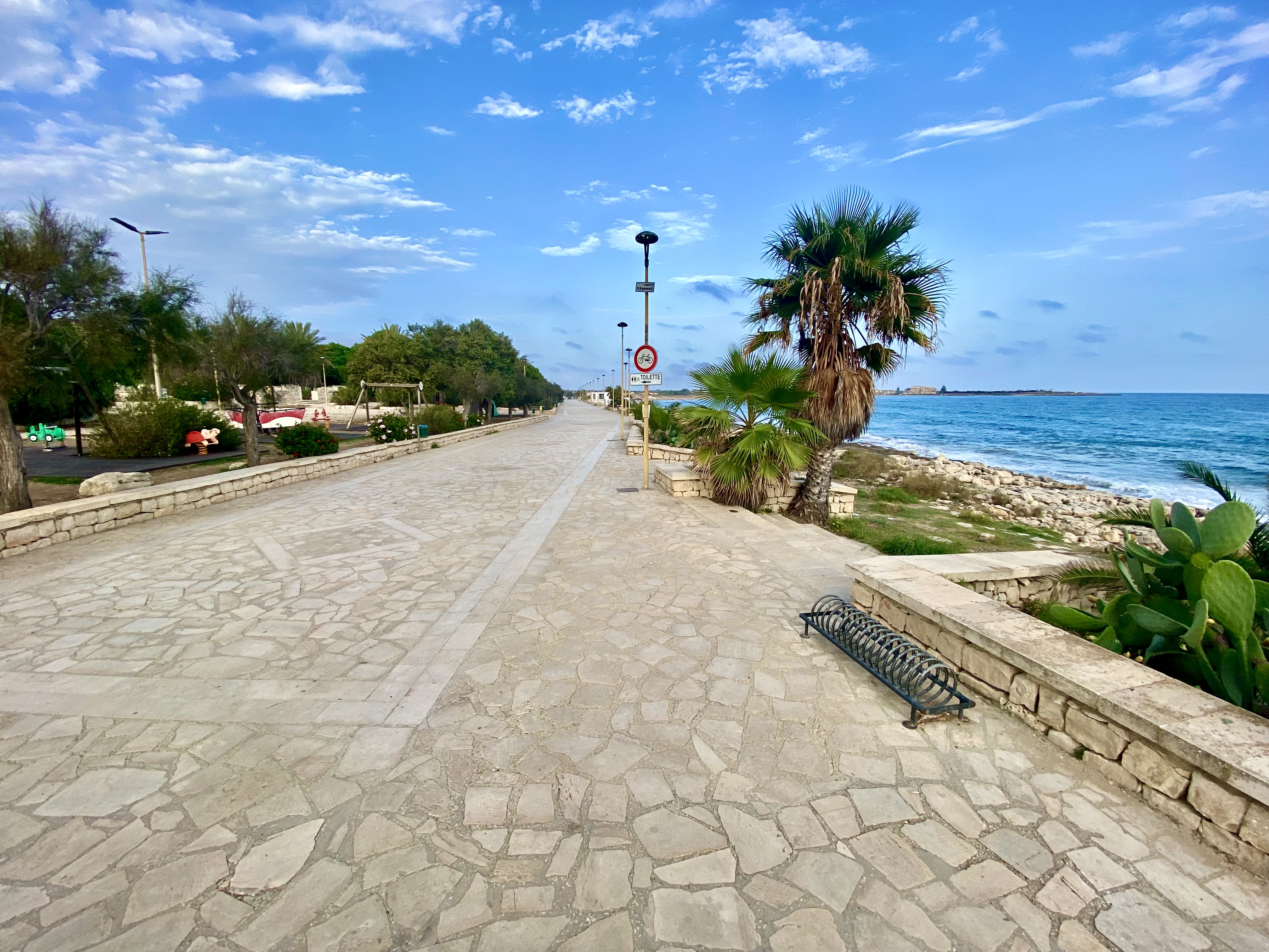 Lungomare di Marina di Modica con palme, pista ciclabile e mare azzurro — costa iblea Sicilia