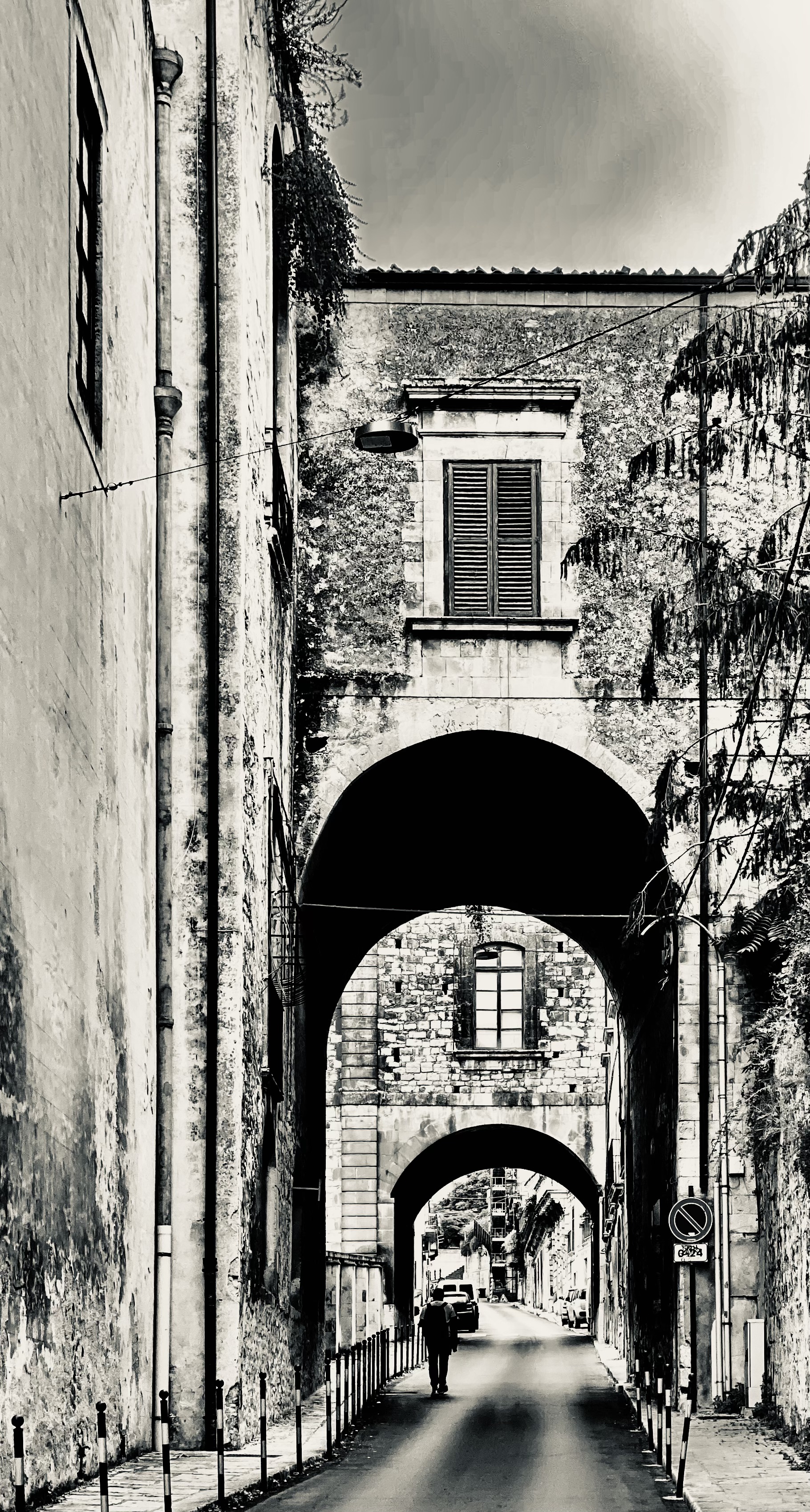 Piazza Falcone e Borsellino con il Castello dei Conti sullo sfondo — Modica